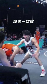 极限操作！来看李浩男运球被断后 再拿球外线骑马射箭压哨打进！