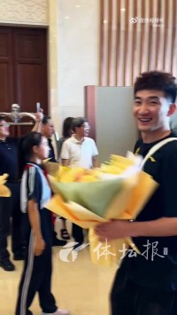 载誉而归！广厦今天回到杭州 赵嘉仁和球队会合&举起至尊鼎
