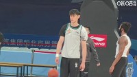 伤病退散！曾凡博的肩膀绑着厚厚的冰袋 上一场曾重重地摔在地板
