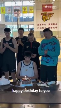 老传统了🤣广东全队为徐昕庆生 寿星遭整蛊&徐杰上桌浇头最离谱