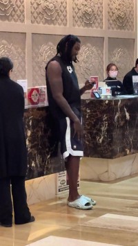 🤣哈雷尔外卖丢了 在酒店大堂一脸懵逼茫然无措……